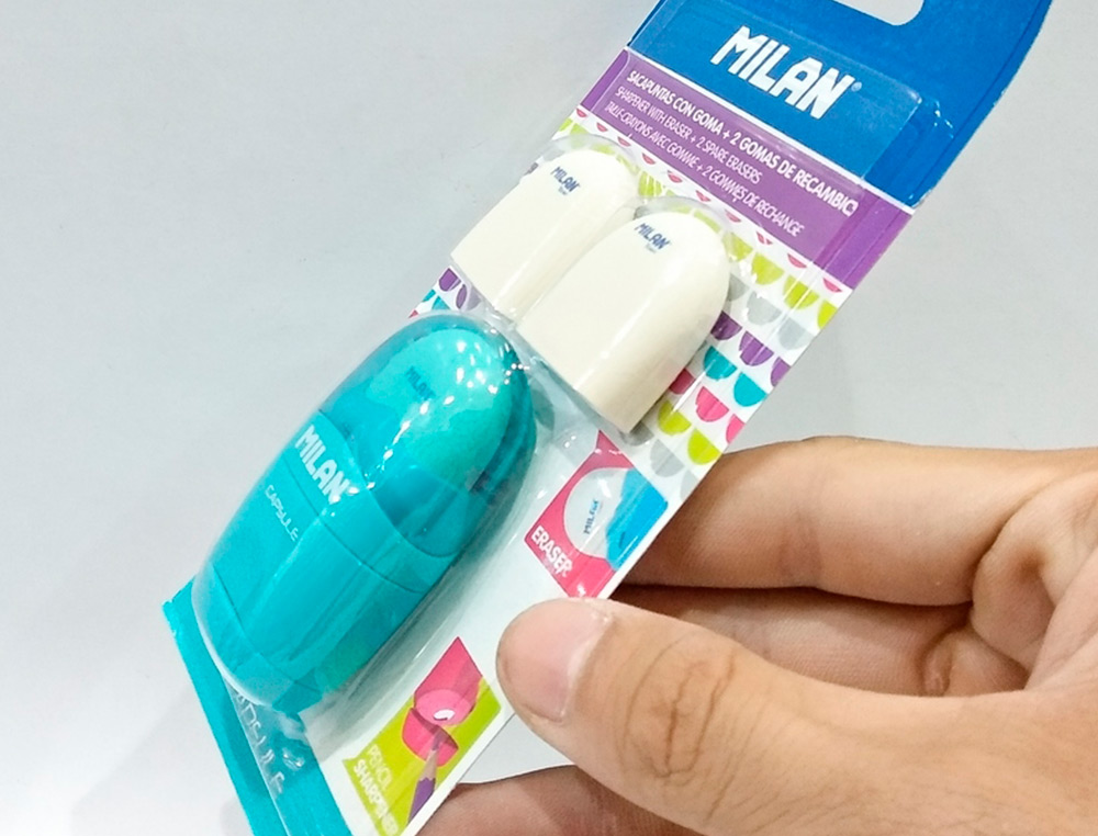 SACAPUNTAS MILAN CAPSULE PLASTICO 1 USO CON GOMA + 2 RECAMBIOS DE GOMA EN BLISTER