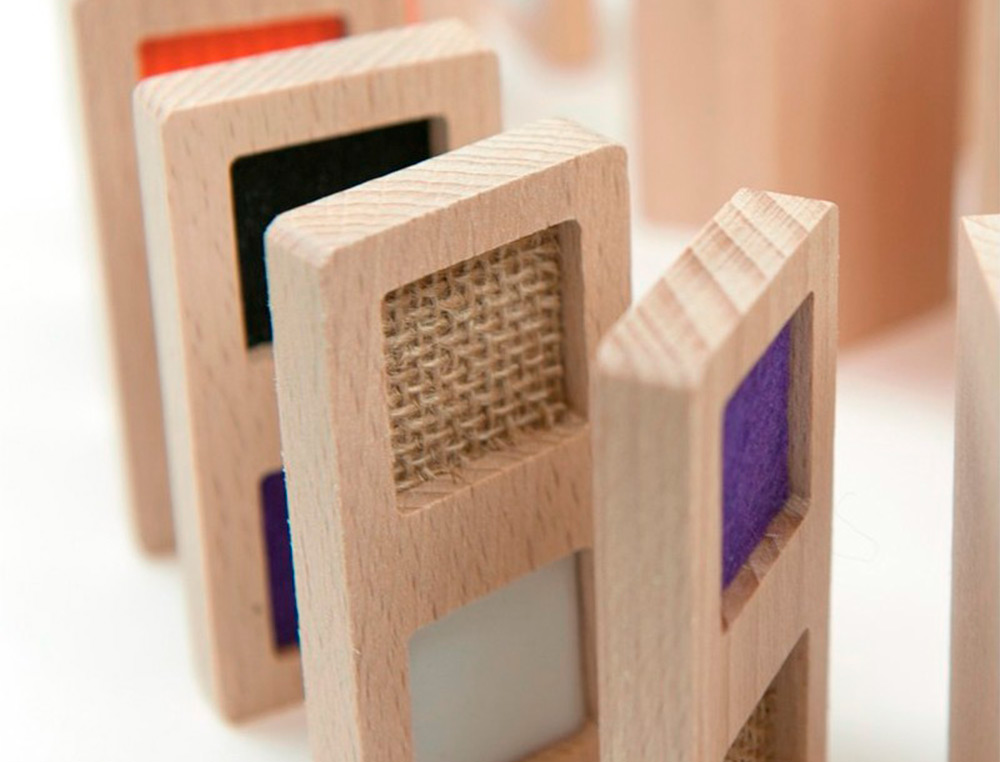 JUEGO DIDACTICO ANDREUTOYS DOMINO SENSORIAL TEXTURAS MADERA 28 PIEZAS