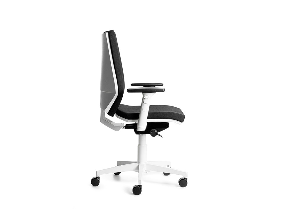 SILLA ROCADA DIRECCION CON BRAZOS REGULABLES BASE POLIMERO MECANISMO SINCRO CARCASA BLANCA TELA NEGRO