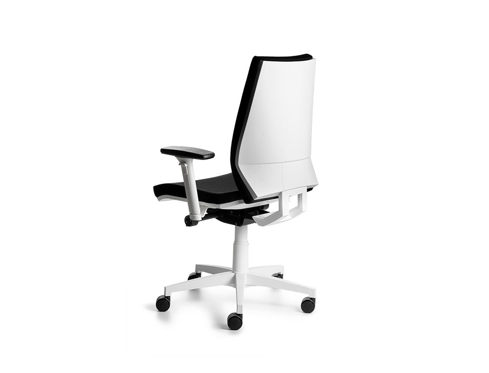 SILLA ROCADA DIRECCION CON BRAZOS REGULABLES BASE POLIMERO MECANISMO SINCRO CARCASA BLANCA TELA NEGRO
