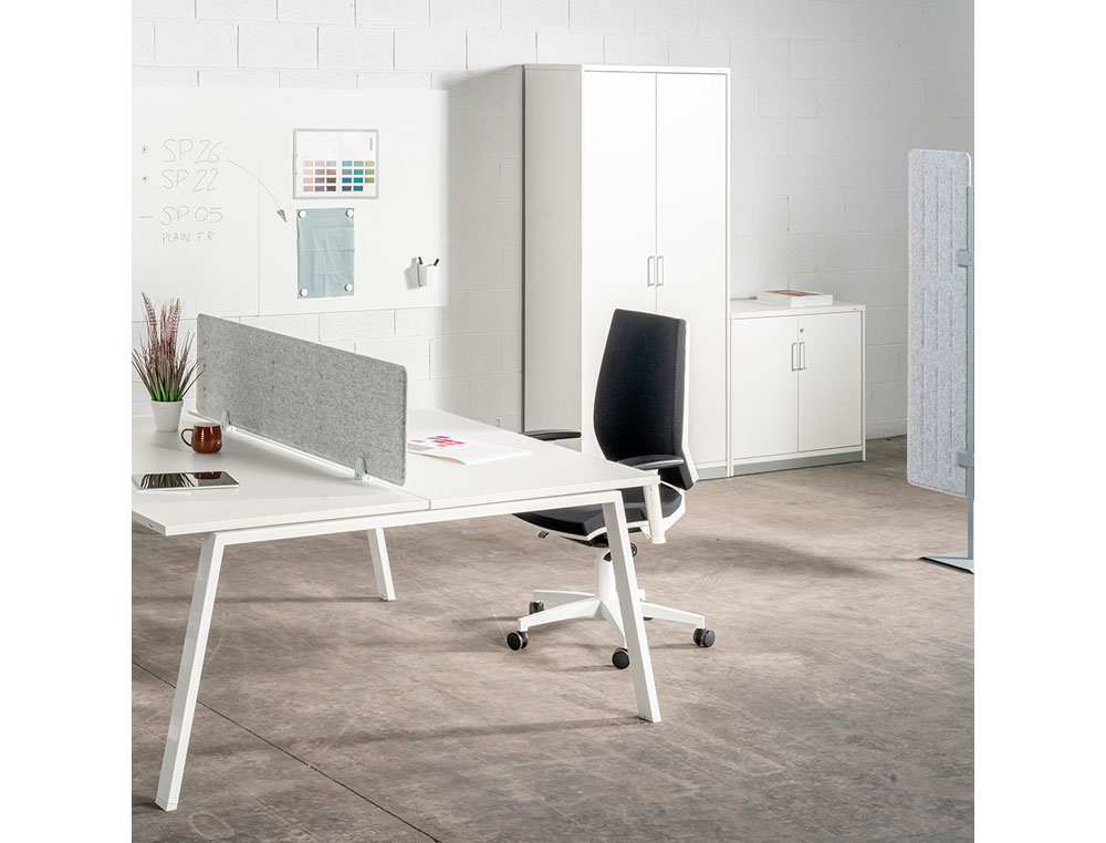 SILLA ROCADA DIRECCION CON BRAZOS REGULABLES BASE POLIMERO MECANISMO SINCRO CARCASA BLANCA TELA NEGRO