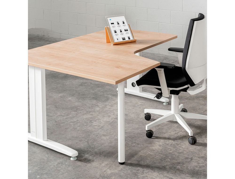 SILLA ROCADA DIRECCION CON BRAZOS REGULABLES BASE POLIMERO MECANISMO SINCRO CARCASA BLANCA TELA NEGRO