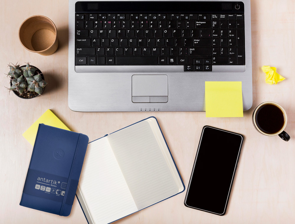 CUADERNO CON GOMILLA ANTARTIK NOTES TAPA DURA A6 HOJAS RAYAS AZUL MARINO 100 HOJAS 80 GR FSC