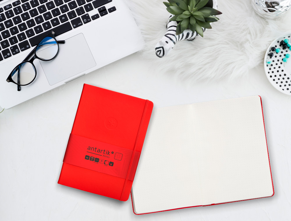 CUADERNO CON GOMILLA ANTARTIK NOTES TAPA DURA A5 HOJAS PUNTOS ROJO 100 HOJAS 80 GR FSC