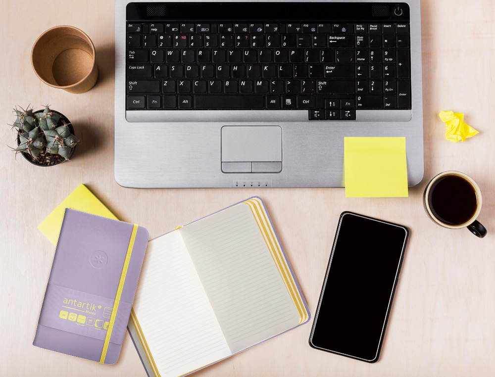 CUADERNO CON GOMILLA ANTARTIK NOTES TAPA DURA A6 HOJAS RAYAS MORADO Y AMARILLO 100 HOJAS 80 GR FSC
