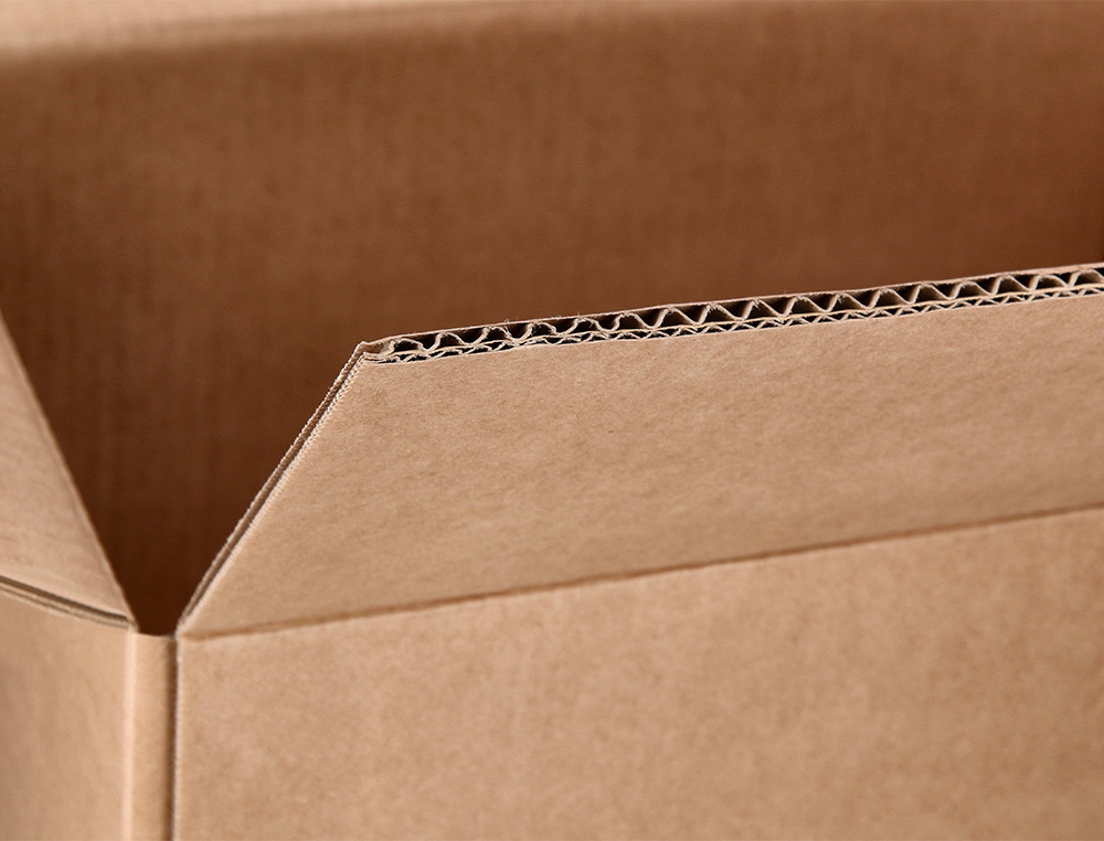 CAJA PARA EMBALAR Q-CONNECT AMERICANA ULTRA RESISTENTE CON ASAS CARTON CANAL DOBLE 7 MM COLOR KRAFT 430X300X250 MM