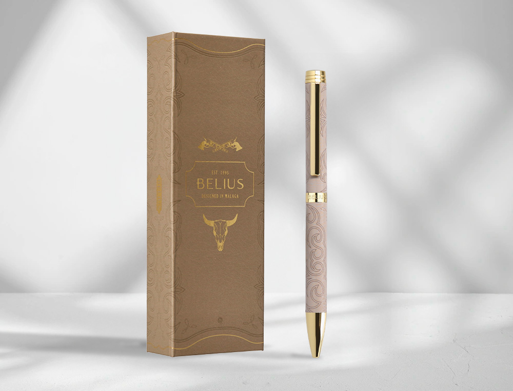 BOLIGRAFO BELIUS WILD WEST ALUMINIO COLOR BEIGE DORADO TINTA COLOR AZUL CAJA DE DISEO