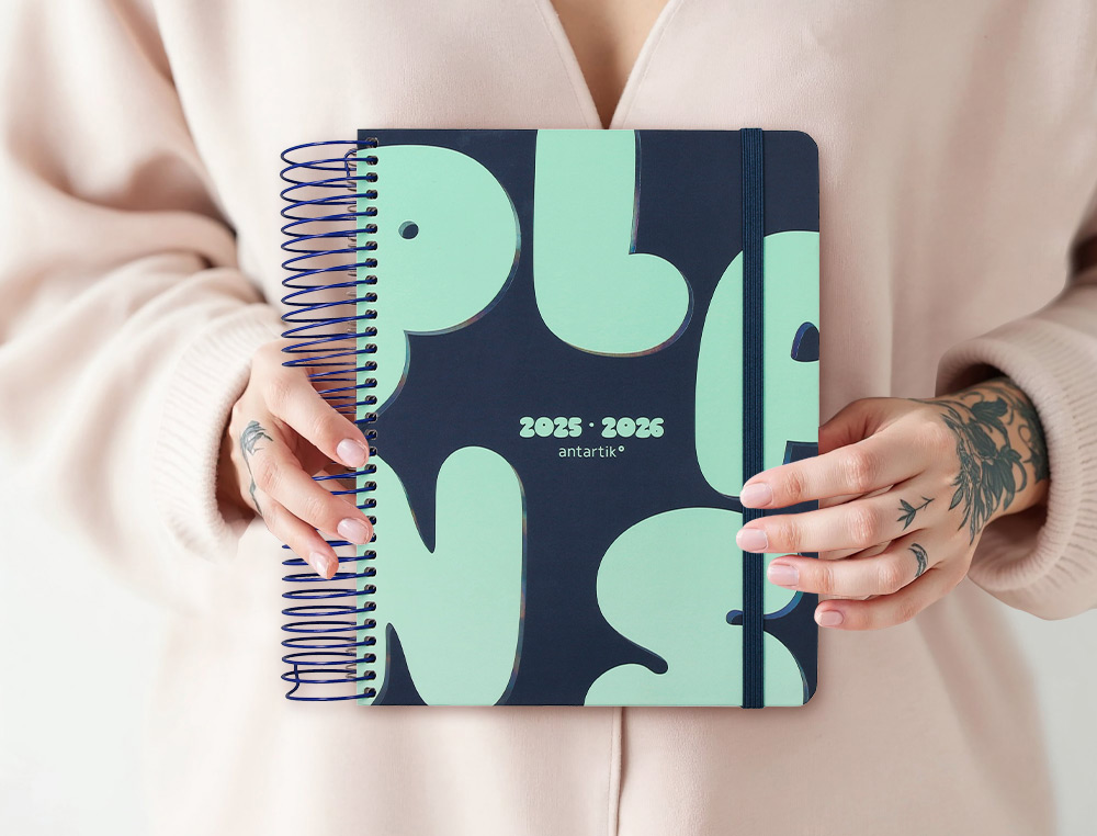 AGENDA ESCOLAR ANTARTIK 25-26 ESPIRAL PLANS AZUL DIA PAGINA A5 BILINGÜE PAPEL FSC 80 GR