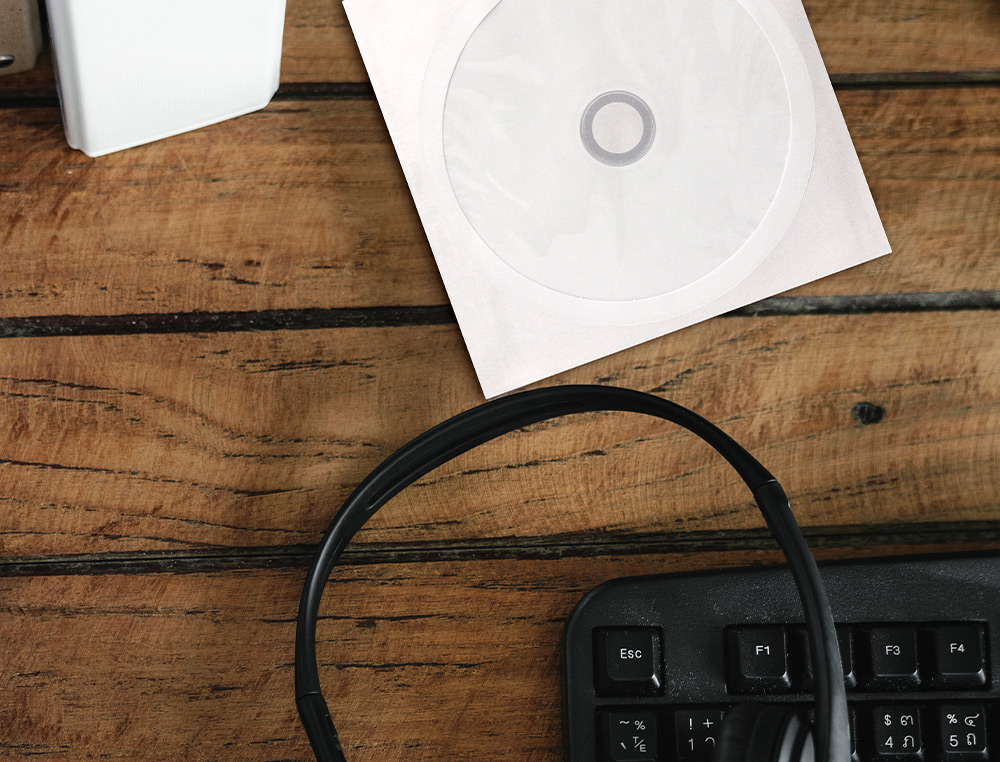 SOBRE PARA CD Q-CONNECT CON VENTANA TRANSPARENTE Y SOLAPA PACK DE 50 UNIDADES