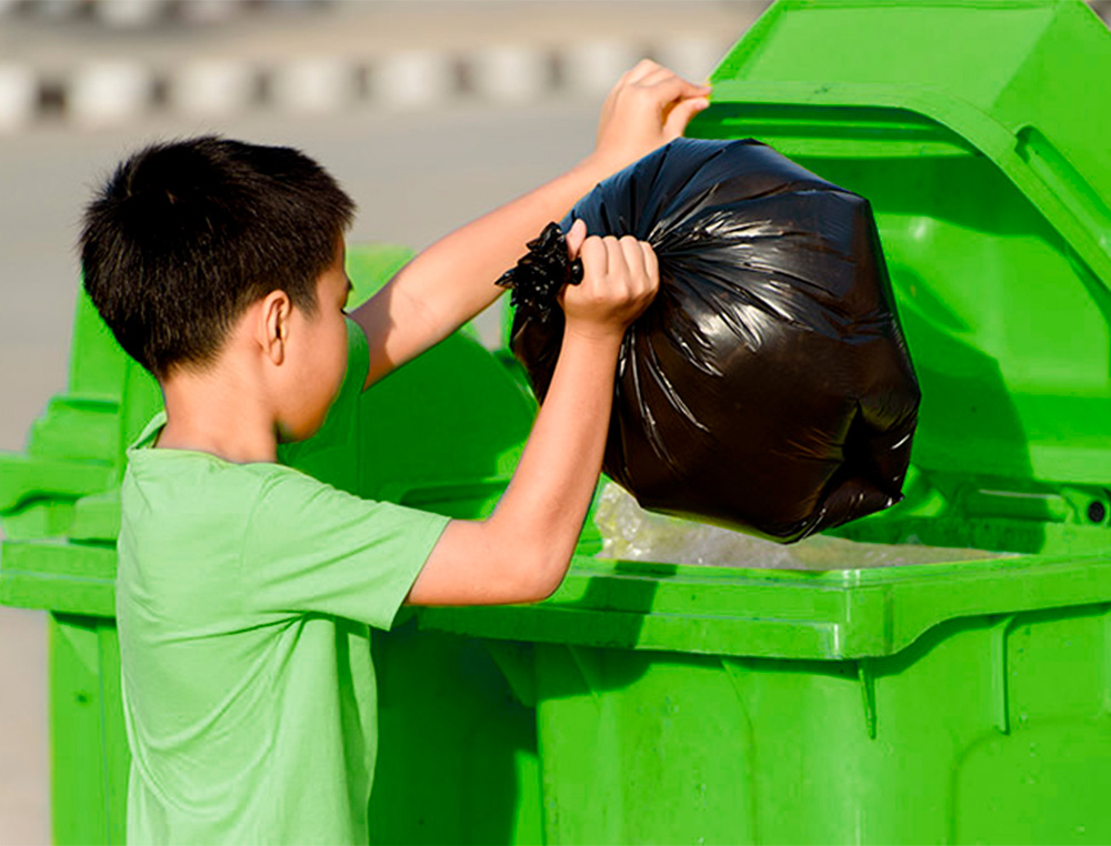 PAPELERA CONTENEDOR Q-CONNECT PLASTICO VERDE PARA ENVASES DE VIDRIO 100L CON TAPA Y RUEDAS 750X470X370 MM