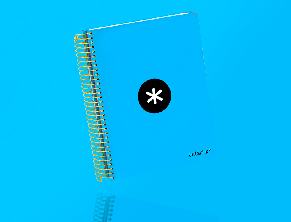 CUADERNO ESPIRAL A5 MICRO ANTARTIK TAPA FORRADA 120H 90G LISO CON BANDAS 6 TALADROS COLOR AZUL