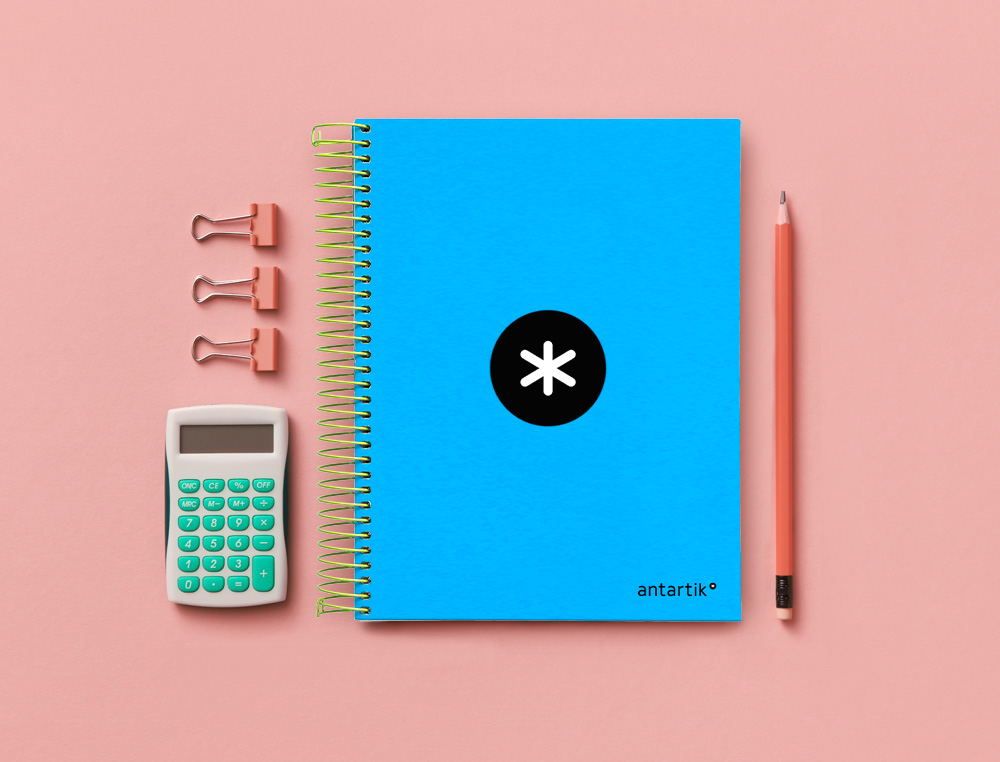 CUADERNO ESPIRAL A5 MICRO ANTARTIK TAPA FORRADA 120H 90G LISO CON BANDAS 6 TALADROS COLOR AZUL